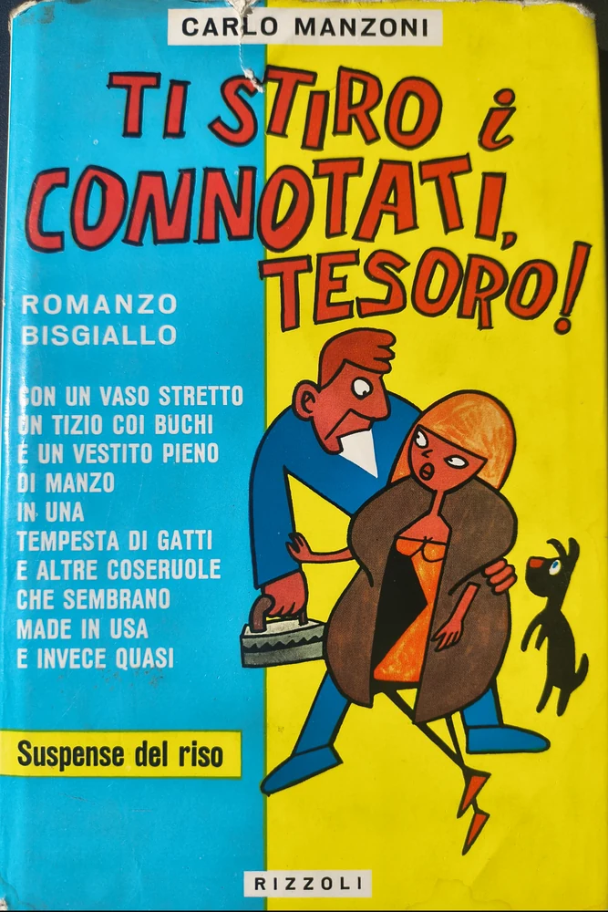 Umschlag der italienischen Erstausgabe bei Rizzoli: links ein türkisfarbenes, rechts ein gelbes Feld, quer darüber der rote Titel Ti stiro i connotati, tesoro. Darunter die Zeichnung eines Mannes mit Bügeleisen, der eine Frau im Pelzmantel festhält, daneben ein schwarzer Hund.